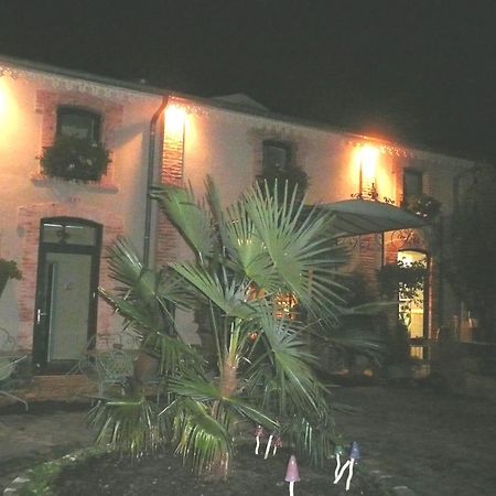 Au Fond De La Cour Bed & Breakfast Veyre-Monton Exterior photo