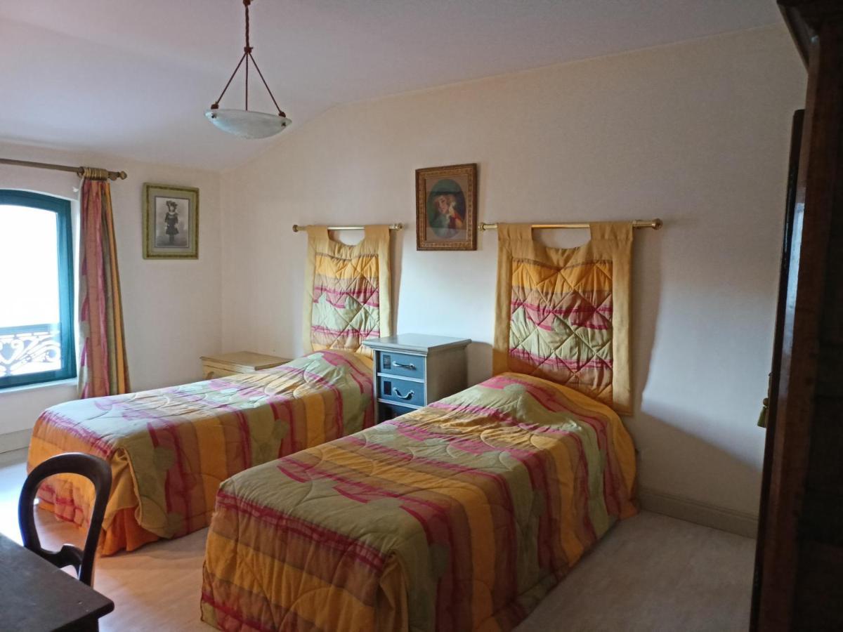 Au Fond De La Cour Bed & Breakfast Veyre-Monton Exterior photo