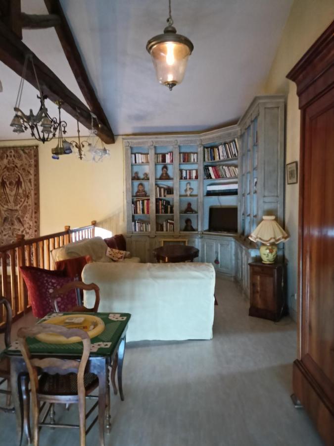 Au Fond De La Cour Bed & Breakfast Veyre-Monton Exterior photo
