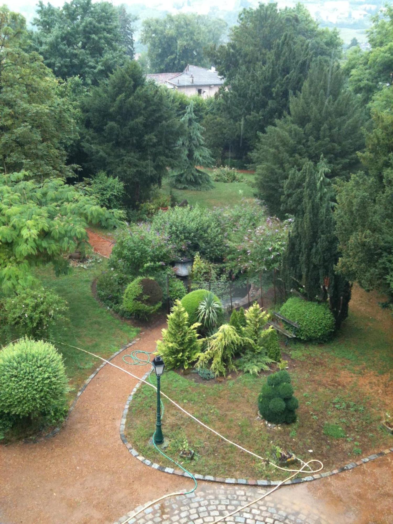 Au Fond De La Cour Bed & Breakfast Veyre-Monton Exterior photo