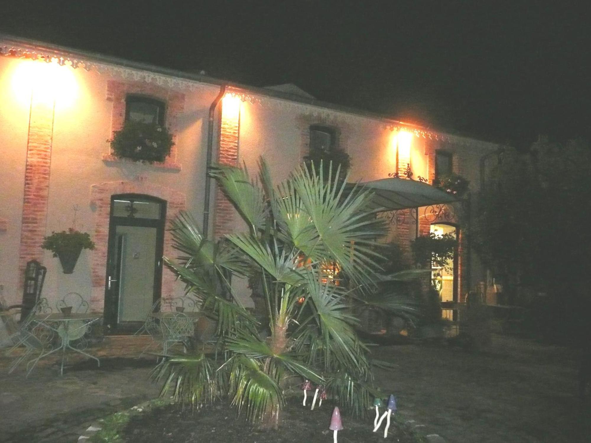 Au Fond De La Cour Bed & Breakfast Veyre-Monton Exterior photo