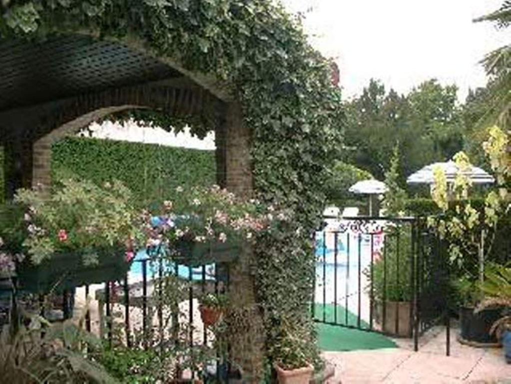 Au Fond De La Cour Bed & Breakfast Veyre-Monton Exterior photo