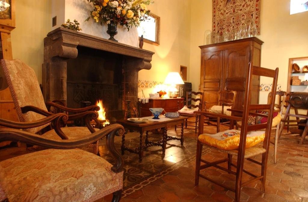 Au Fond De La Cour Bed & Breakfast Veyre-Monton Exterior photo