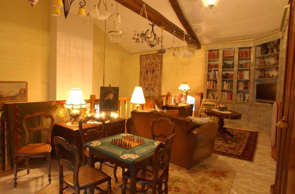 Au Fond De La Cour Bed & Breakfast Veyre-Monton Exterior photo