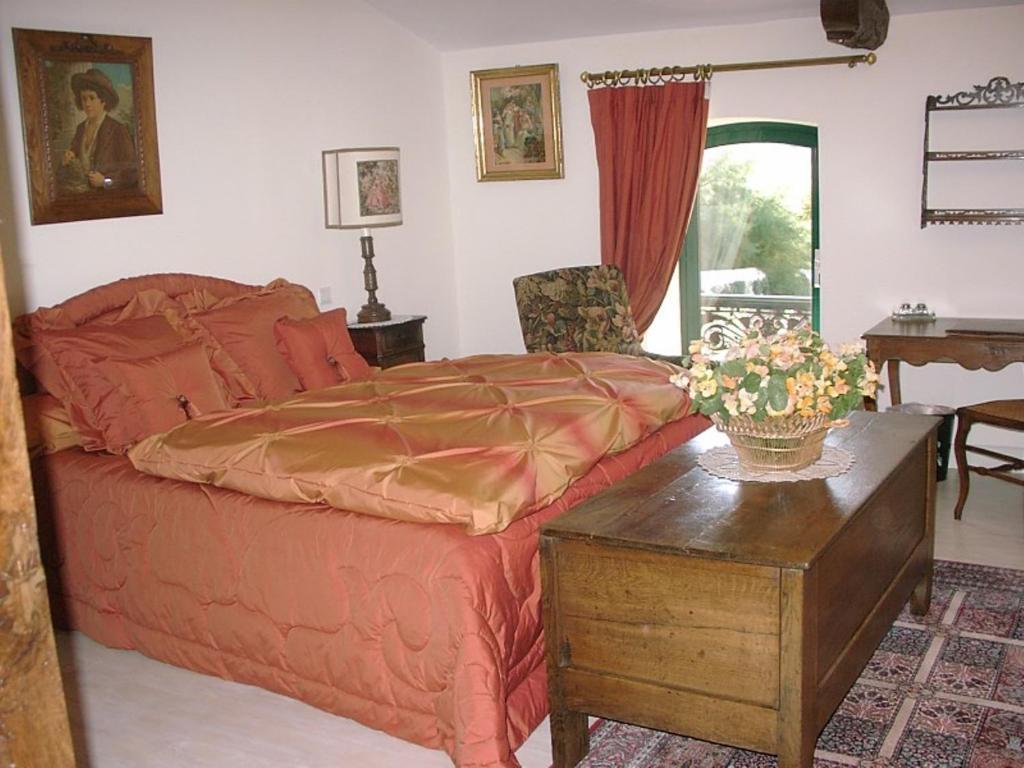 Au Fond De La Cour Bed & Breakfast Veyre-Monton Room photo