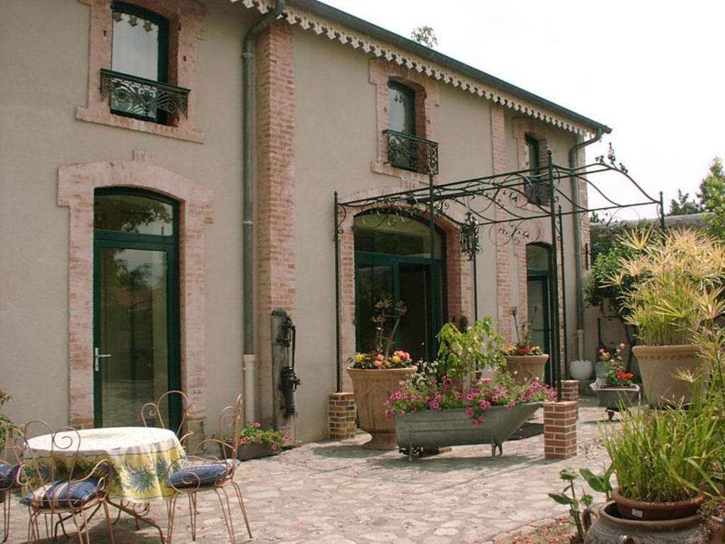 Au Fond De La Cour Bed & Breakfast Veyre-Monton Exterior photo