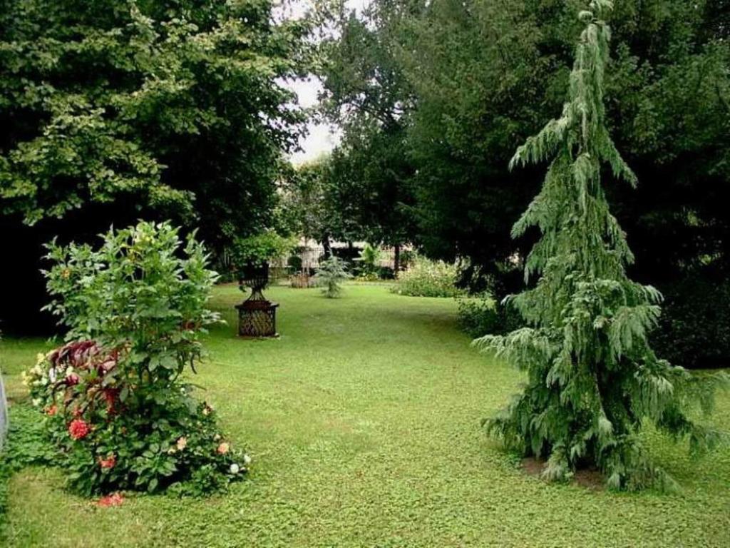 Au Fond De La Cour Bed & Breakfast Veyre-Monton Exterior photo